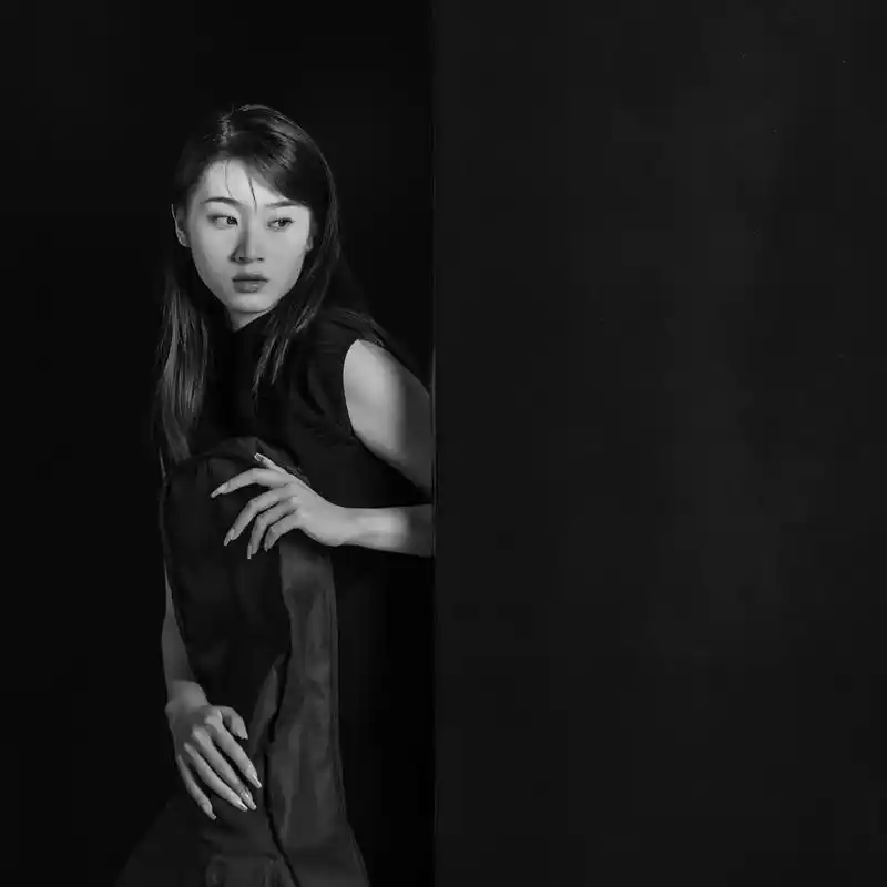 棚拍一组黑白照片 - 抖音