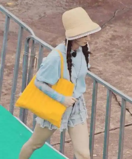 但是现在一眨眼,赵丽颖都已经产后复出了,最近的赵丽颖更是时隔多年的