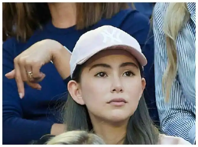 满脸胡子显沧桑,与昆凌保持距离引热议_支持_感情世界_照片