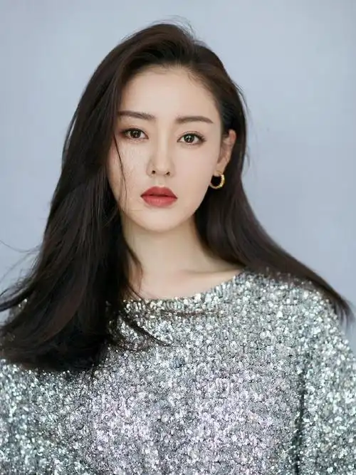 张天爱的五官明艳又大气,英气不失甜美,一眼就能看到的大美女长相!