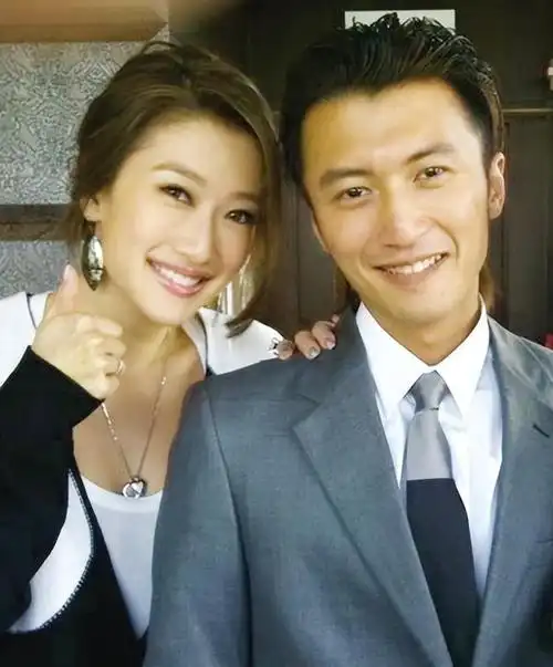 王菲谢霆锋:多次刻意机场秀恩爱背后,疑似财务危机喘不过气?