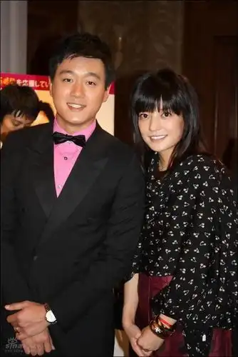 图文:东京中国电影周 佟大为赵薇合影