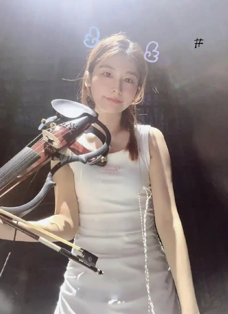 王俊凯后面那个小提琴手是不是歌手陆虎的妻子嘘嘘?