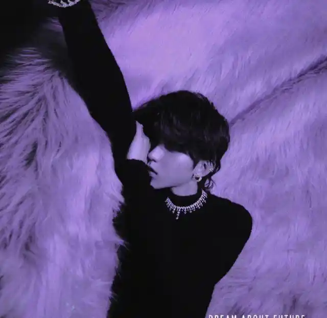 蔡徐坤7月封面造型,时尚表现力十足,紫色荧光照太帅了