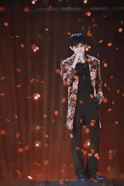 三逢时戢鳞风起##易烊千玺舞台直拍##易烊千玺羞答答的玫瑰彩排vlog