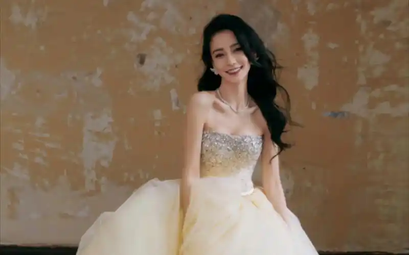 微博之夜上的小公主angelababy