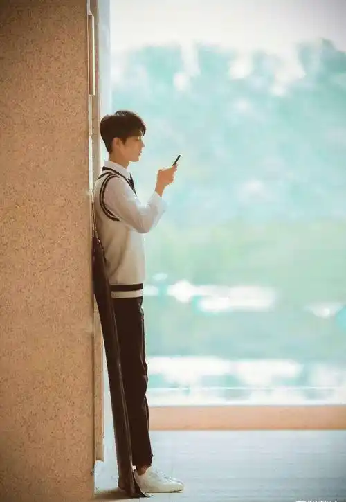 肖战爆红之后的营业微笑,网友:太假!粉丝:不想笑就别笑了