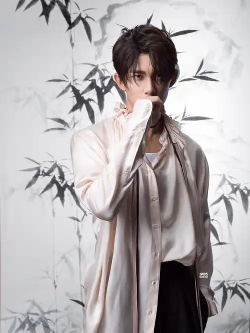 吴磊惊蛰古风大片曝光 水墨画风映衬翩翩少年郎