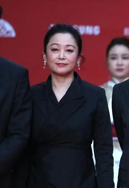 陈红真显年龄感了同框张子枫明显是长辈穿得气场足脸却暴露了