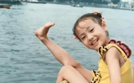 郑爽童年照奶萌十足 最后一张很多粉丝都没见过