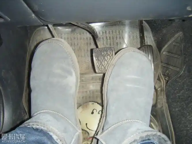 老婆给买了双雪地靴,结果开车踩刹车的时候总是带上油门一起踩.