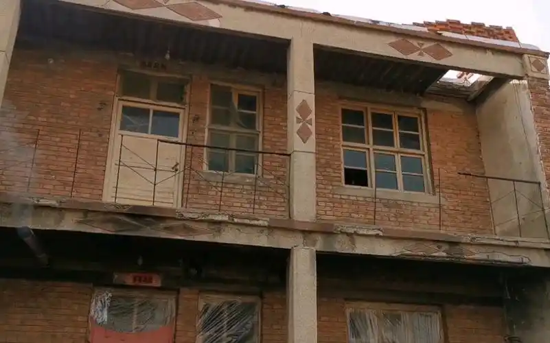 90年代,爸妈花10000元盖的楼房,当时村里数一数二,现在成这个样子了