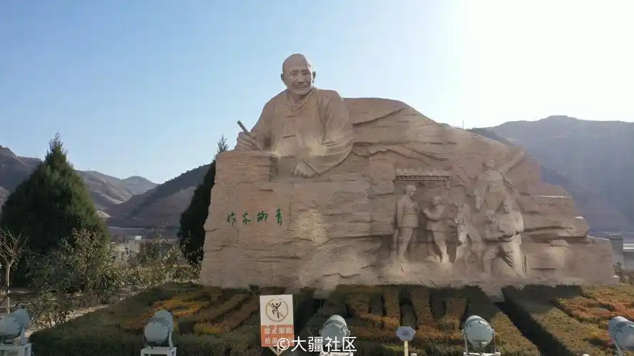 吴堡文化广场中的柳青像与创业史