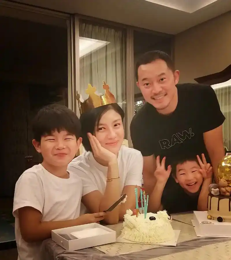 甜蜜的一家四口 #沙溢 #胡可 #家庭  - 抖音