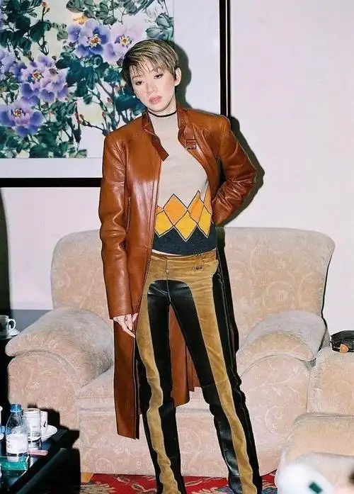 复古的时尚仍有魅力梅艳芳就算穿着浮夸的衣服也很有前卫感