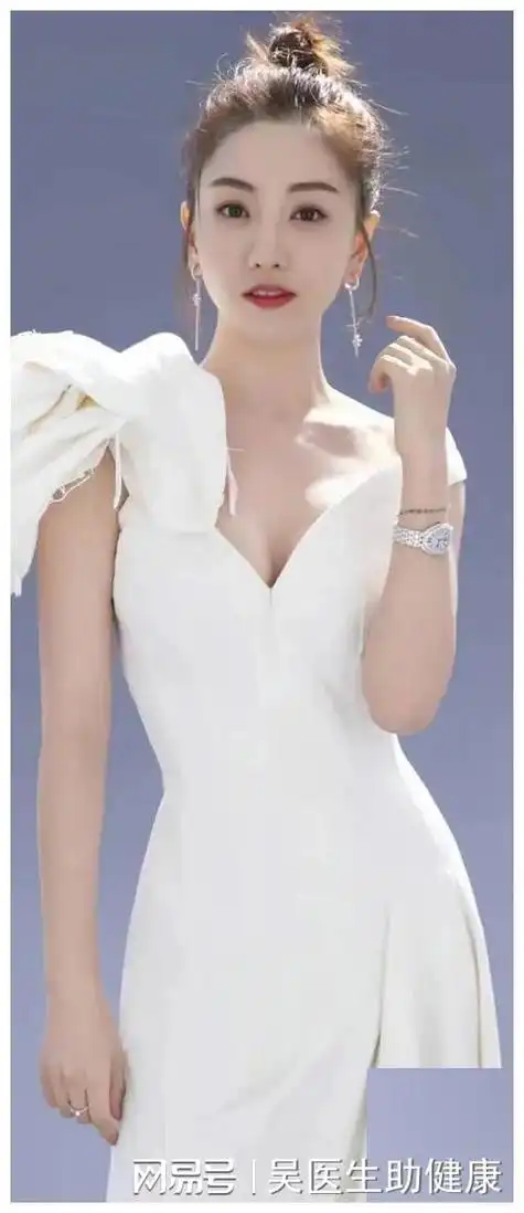 身高不够,身材来凑,杨蓉丰满的身材,就是她最犀利的"武器"