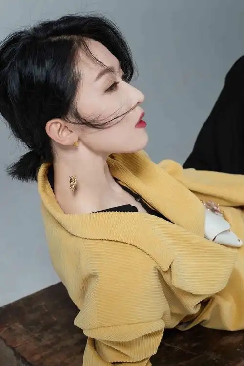 1/ 12 近日,演员张雯一组早春写真释出.