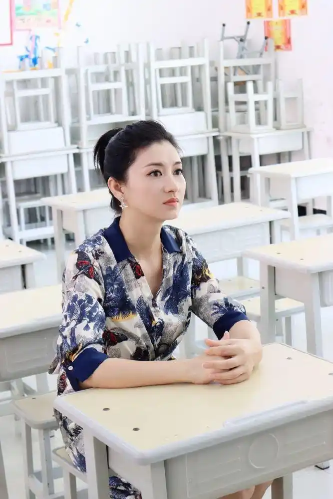 斓曦不扮"娘娘"也美,穿印花裙温婉可人,优雅像是刻到了骨子里