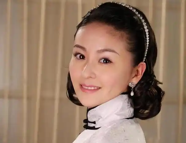 演员戴娇倩:被富商"苦追"10年才嫁,现与女儿被宠如宝