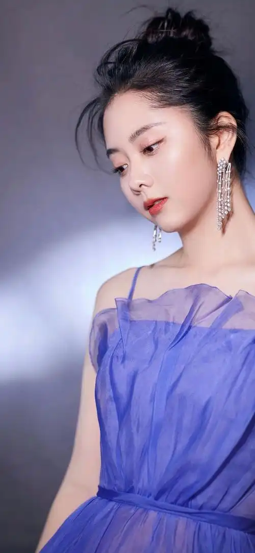 90小花谭松韵蓝色长裙写真尽显优雅