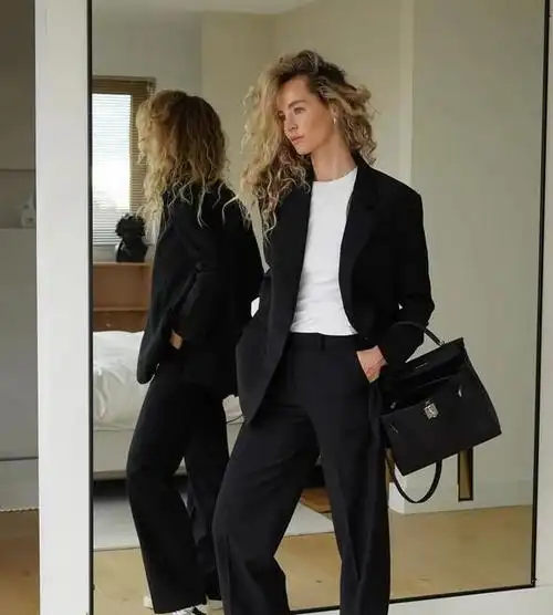 我们应当避开那些彩色的运动鞋,选择中性色,例如黑色,白色灰色等