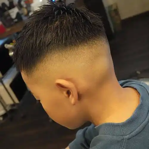 2024夏季小男孩发型来了,两侧铲短很百变,剪完真帅气