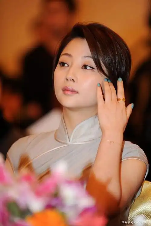 殷桃新恋情疑曝光:一位女演员的新的浪漫篇章