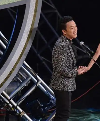 图第50届金马奖颁奖典礼黄渤获奖现场体现高情商