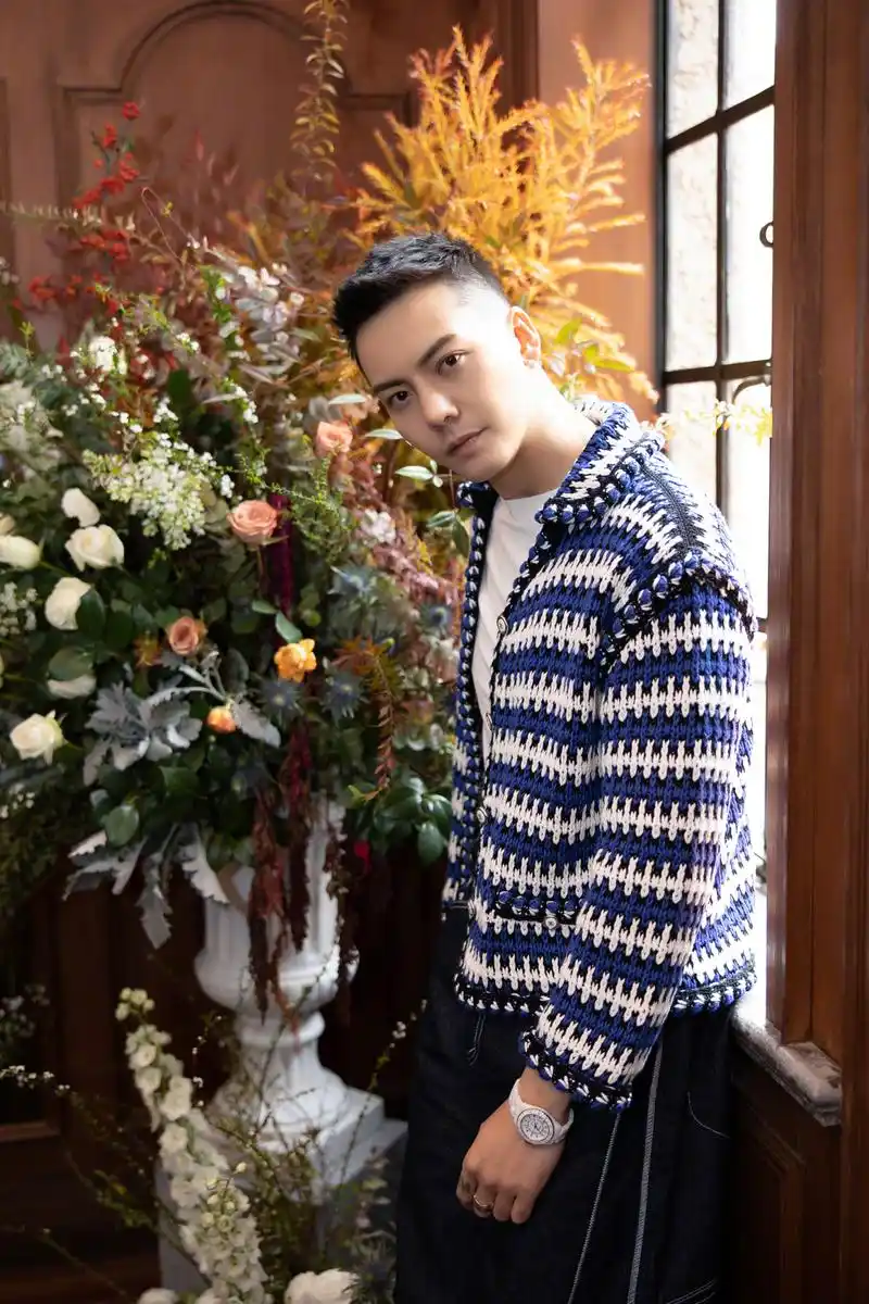 陈伟霆穿着品牌2021早春的蓝白拼色针织外套,简单造型出镜