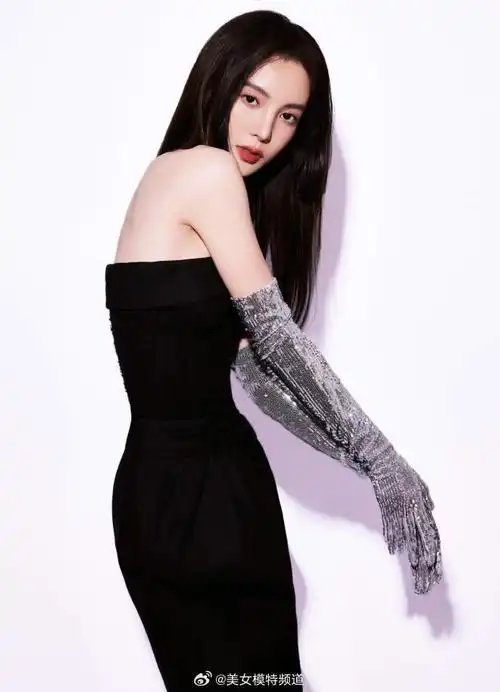 金晨穿黑色抹胸长裙身材曼妙公主切造型别致优雅摩登十足
