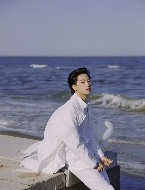 组图:90后清新阳光型男孩,一身白衣海边漫步,帅气而不失气质!