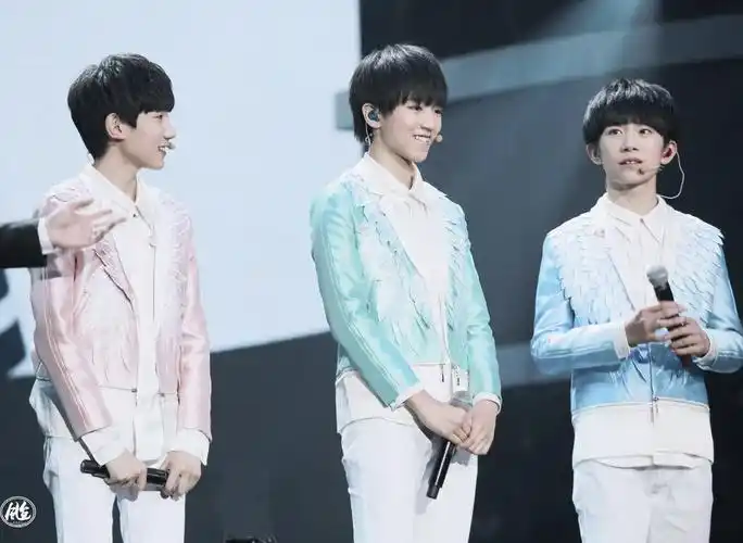 150815tfboys两周年fm cr:logo