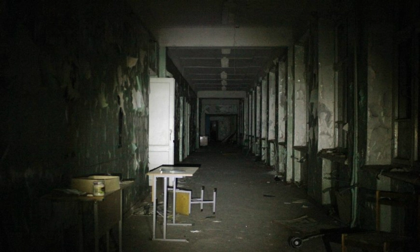 探秘废弃多年的学校有近百年历史成捆成捆的书堆满教室