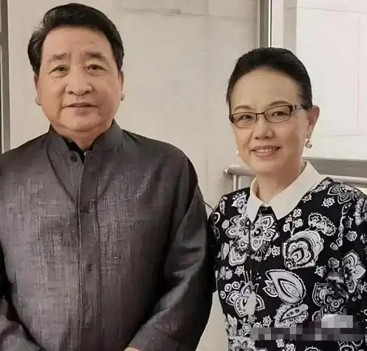 张宏民姜昆现身日本,74岁姜昆搂美女喝茅台,63岁张宏民截然相反