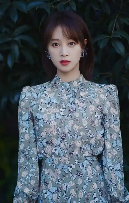 蓝盈莹:干净利落的短发,精致的面容,非常美