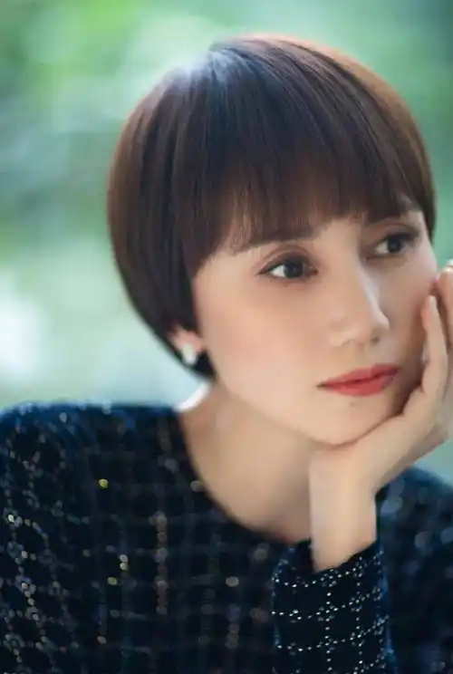 这才是最适合4,50岁女人的发型:不烫不染好打理,还减龄显脸小_大气