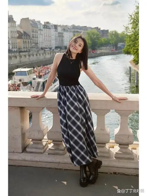 高圆圆把简约风穿火了!背心 高腰阔腿裤,高级时髦又洋气