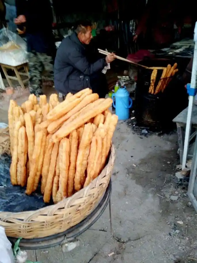 乡村街头的油条摊老板思路一换油条供不应求