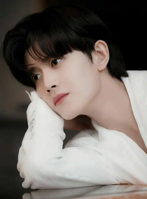 任嘉伦白衣少年#任嘉伦一身白衣白裤亮相直播活动,阳光帅气,少年感