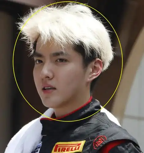 吴亦凡素颜参加赛车活动被抓拍,邋遢憔悴藏不住,30岁状态看愣了