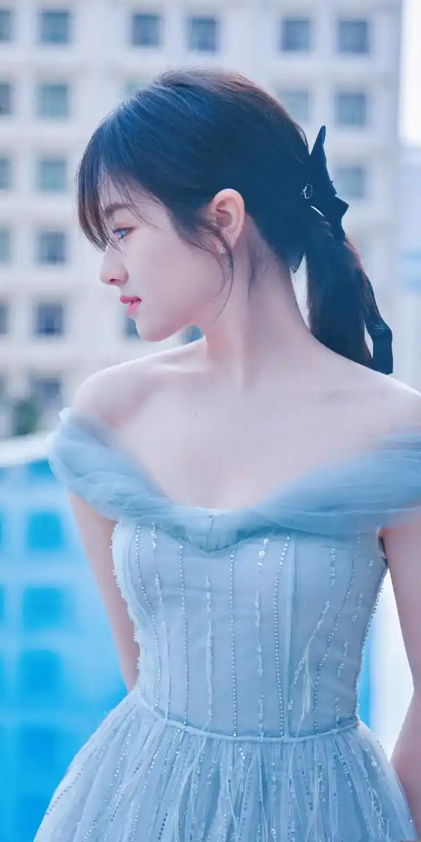 李兰迪蓝色一字肩流苏长裙造型壁纸写真