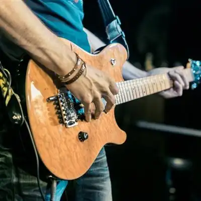 弹吉他的头像弹吉他的头像真人图片