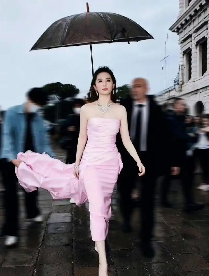 刘亦菲和杨颖,同样的打伞照,走出了不同的风景.