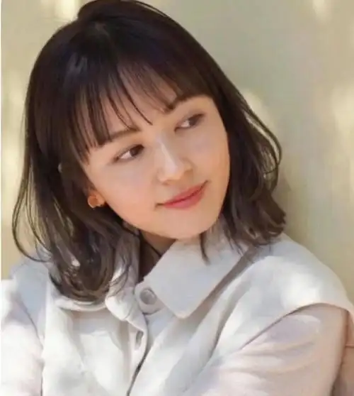 这才是适合五六十岁女人的发型,不烫不染,清爽利落,真显年轻!