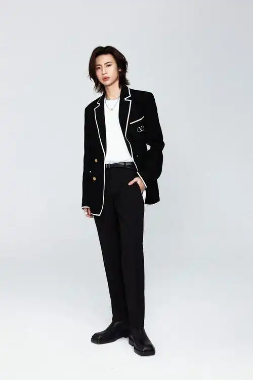 hi!这有一套小鬼王琳凯的「出道五周年」制服写真请查收～这身制