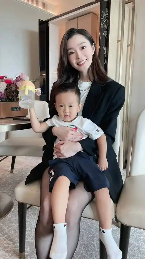 宋轶抱娃晒家人照,评论区一半夸她腿好看,一半夸她嫂子美_旗袍_侄子