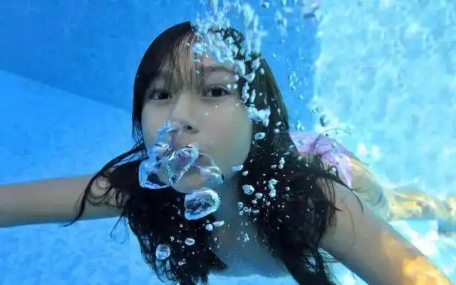 其实我们每一个人都是可以在水下睁开眼睛的,有的专业的游泳运动员和