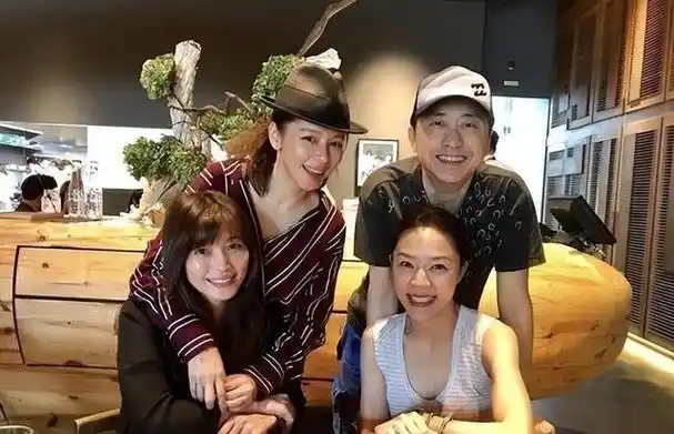 庾澄庆全家参加儿子哈利毕业典礼现任妻子气质出众未见伊能静