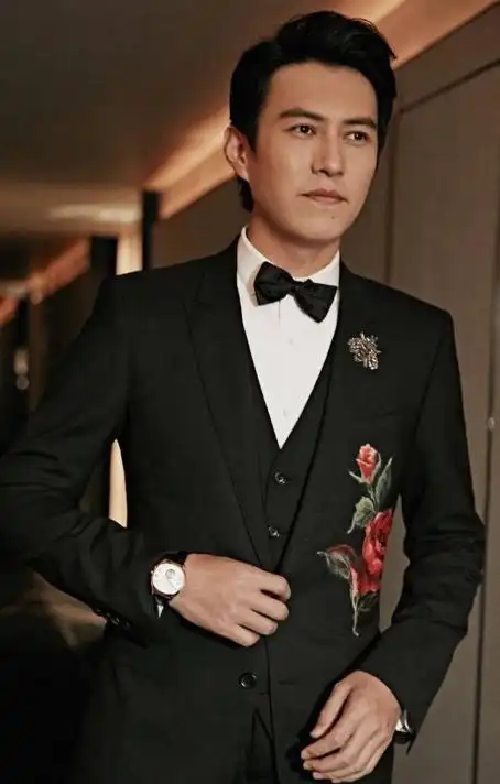 有这样一位"职场精英",西装领带,大背头是他的"标配".