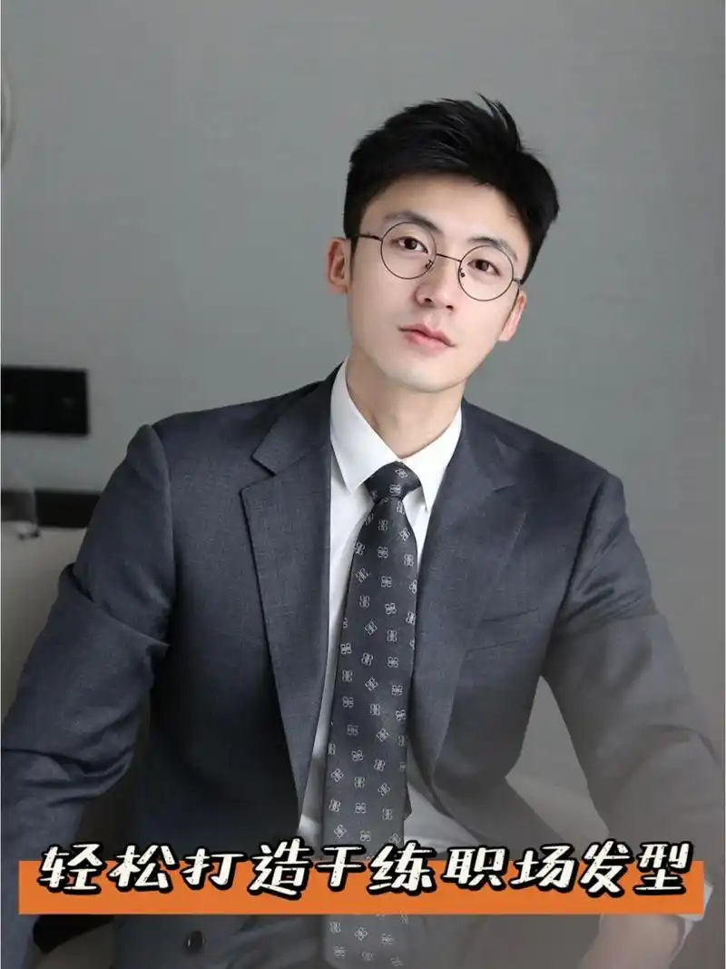 在穿搭发型上也要胜人一筹,对于男士来说,一款硬朗干练的发型是最适合